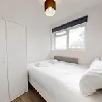 Amazing 3 Bedroom Flat - 4Mins To Tube Station