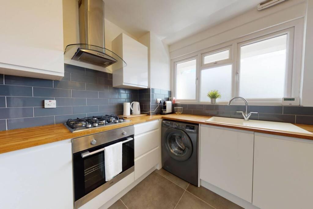 Amazing 3 Bedroom Flat - 4mins To Tube Station