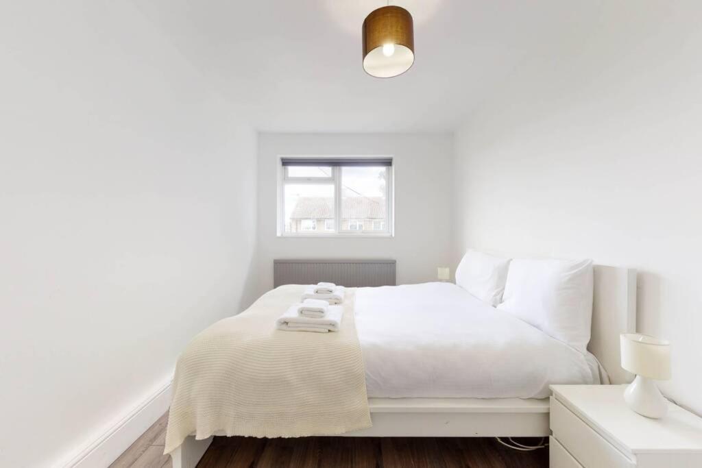 Amazing 3 Bedroom Flat - 4mins To Tube Station Apartment *